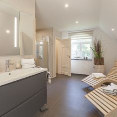 Bad im Obergeschoss, Sauna, Whirlpool